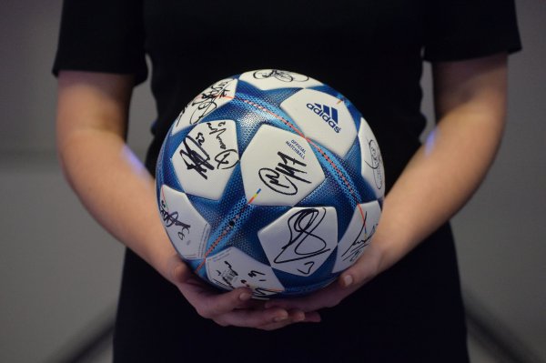 Россияне начали продавать мячи с автографами знаменитых футболистов