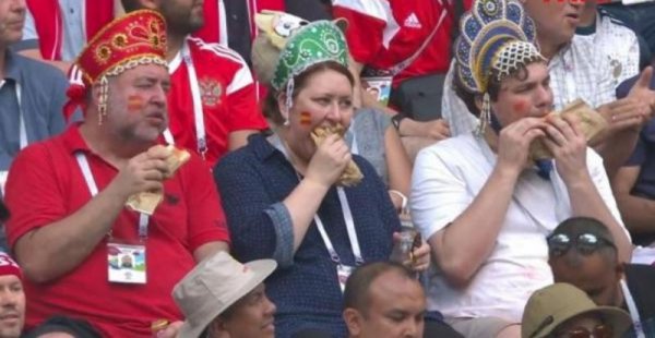 Жующие болельщики в кокошниках на матче Россия-Испания мгновенно стали героями мемов