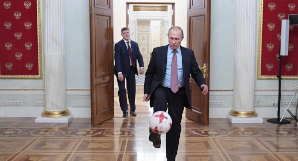 Путин обратился к легендам мирового футбола с просьбой сделать прогноз на оставшиеся матчи ЧМ