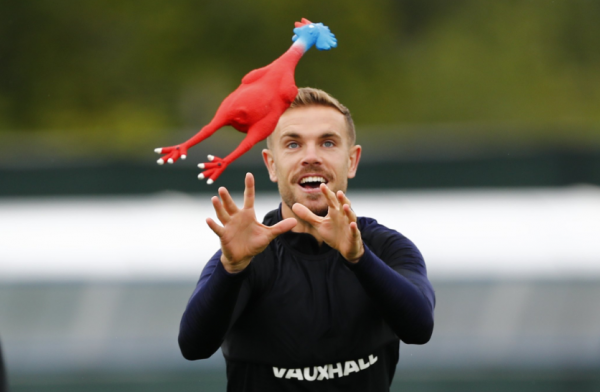 Футболисты сборной Англии на тренировке играли резиновой курицей вместо мяча